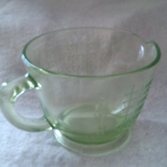 Vintage Green Uranium Depression Glass 2 Cup Measuring Mixing Bowl Pyrex Glows - Picture 4 of 7